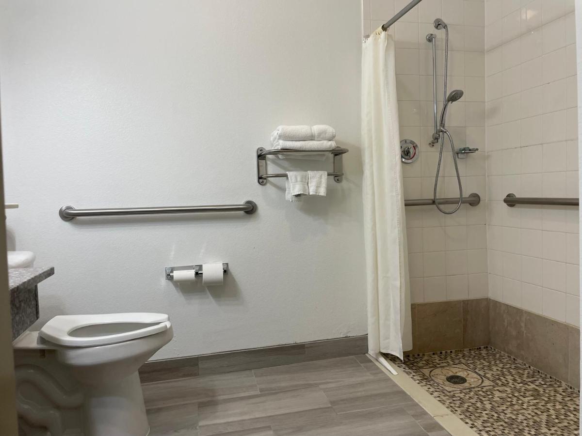 Western & 3* Roanoke